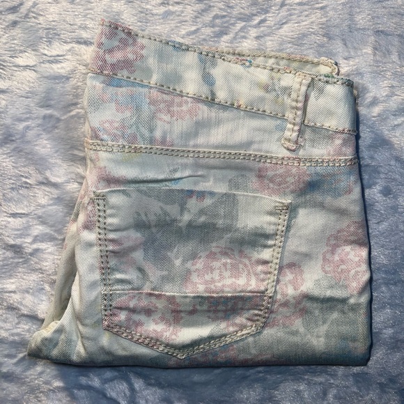✨️Vanilla Star Jeans with Floral Pattern - Picture 1 of 6